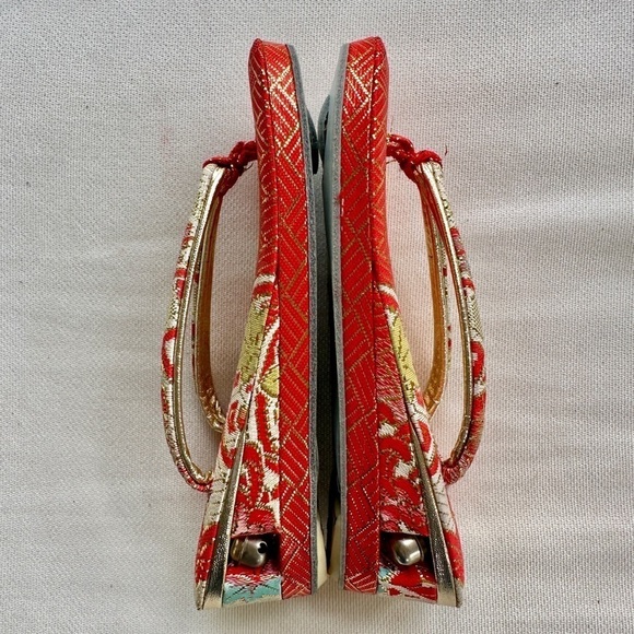 AUTHENTIC, NWOT, VINTAGE JAPANESE GIRLS ZORI GEISHA SANDALS. SILVER BELL IN HEEL - Picture 7 of 9